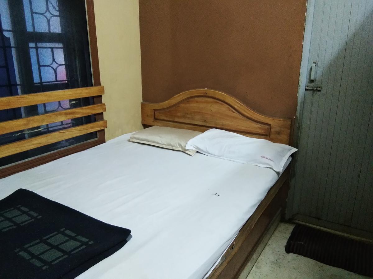 C.B Deluxe Lodge Bangalore Esterno foto