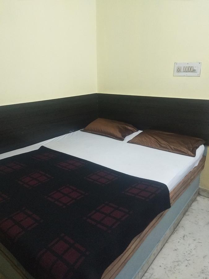 C.B Deluxe Lodge Bangalore Esterno foto
